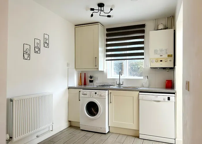 Modern 3 Bedroom House, Free Parking In Oxford