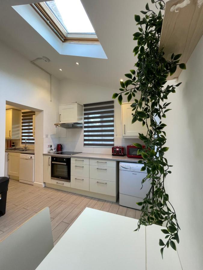 Modern 3 Bedroom House, Free Parking In Oxford