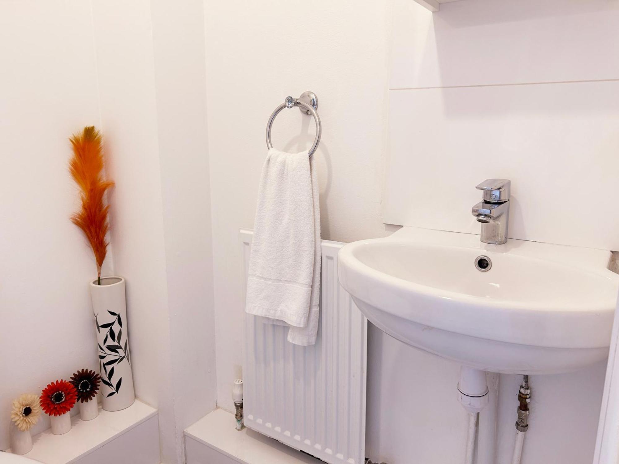 Modern 3 Bedroom House, Free Parking In Oxford *