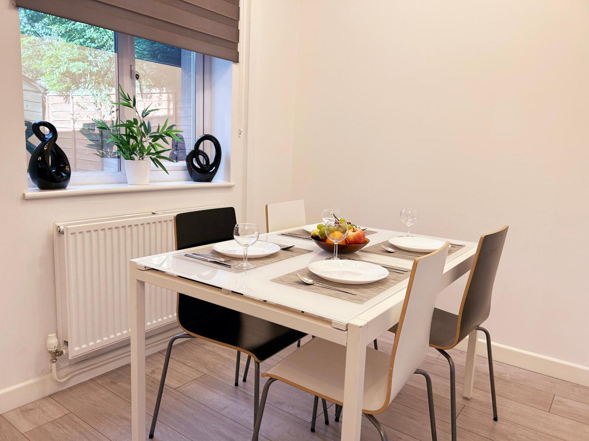 Modern 3 Bedroom House, Free Parking In Oxford *