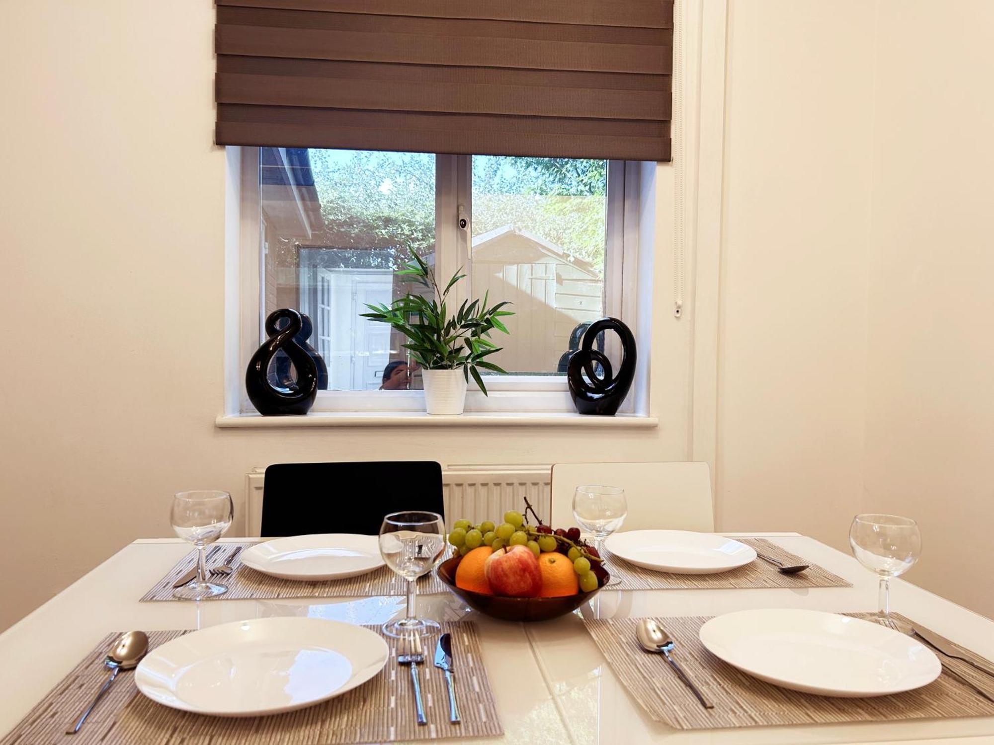 Modern 3 Bedroom House, Free Parking In Oxford *