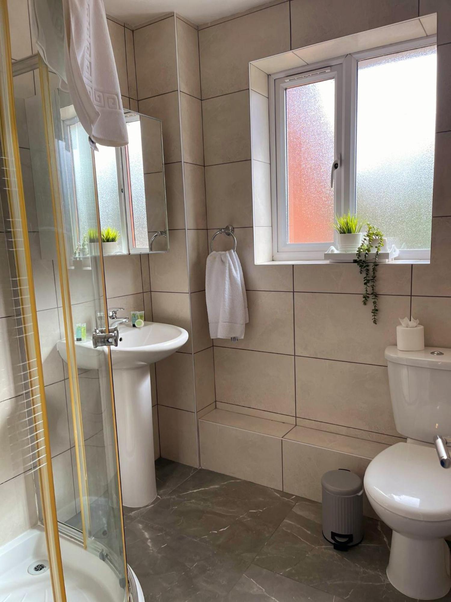 Modern 3 Bedroom House, Free Parking In Oxford