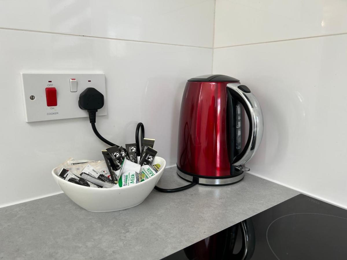 Modern 3 Bedroom House, Free Parking In