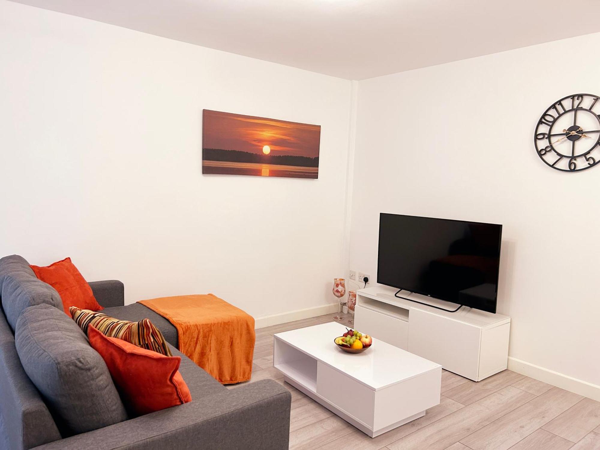 Modern 3 Bedroom House, Free Parking In
