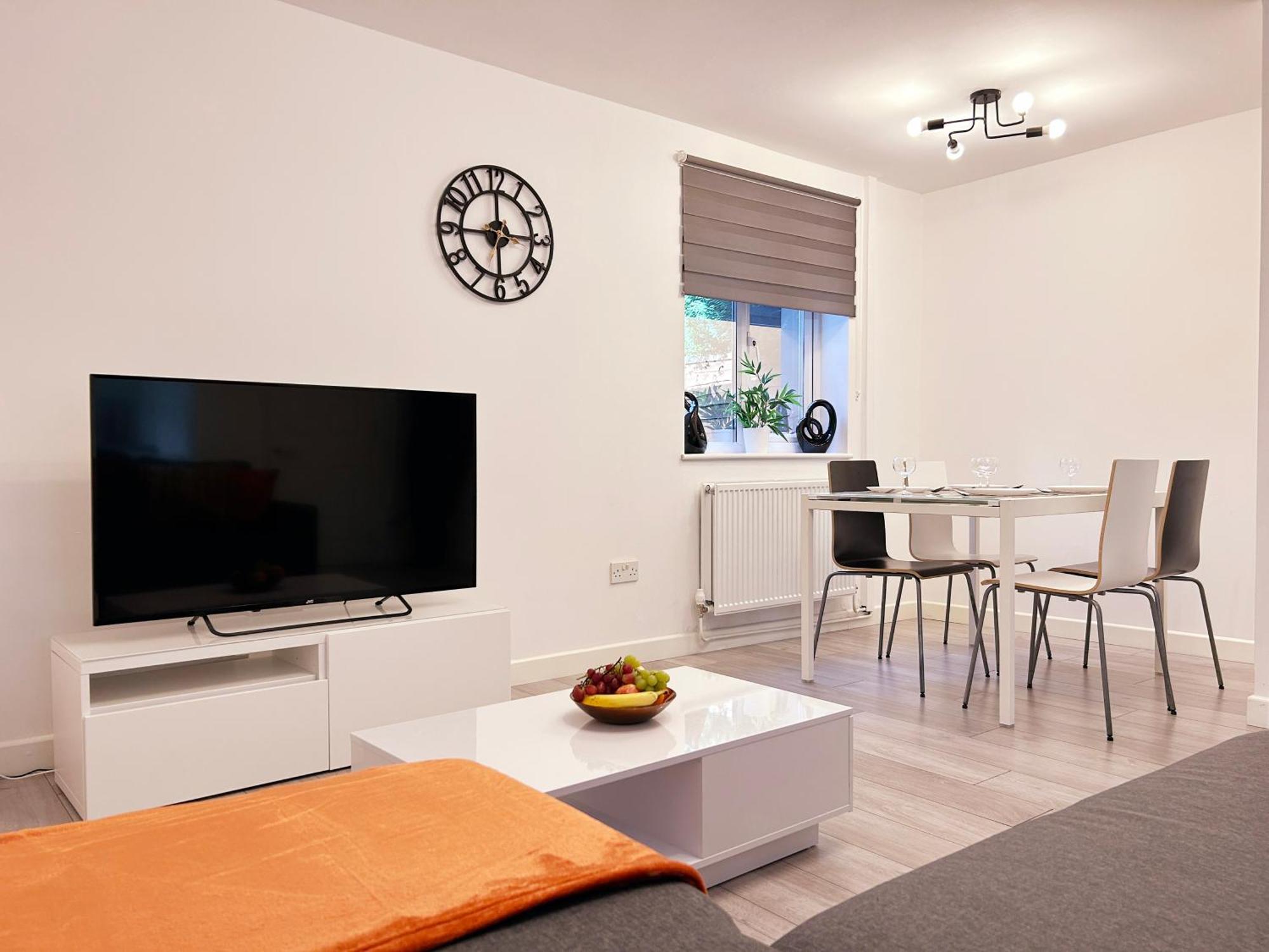 Modern 3 Bedroom House, Free Parking In