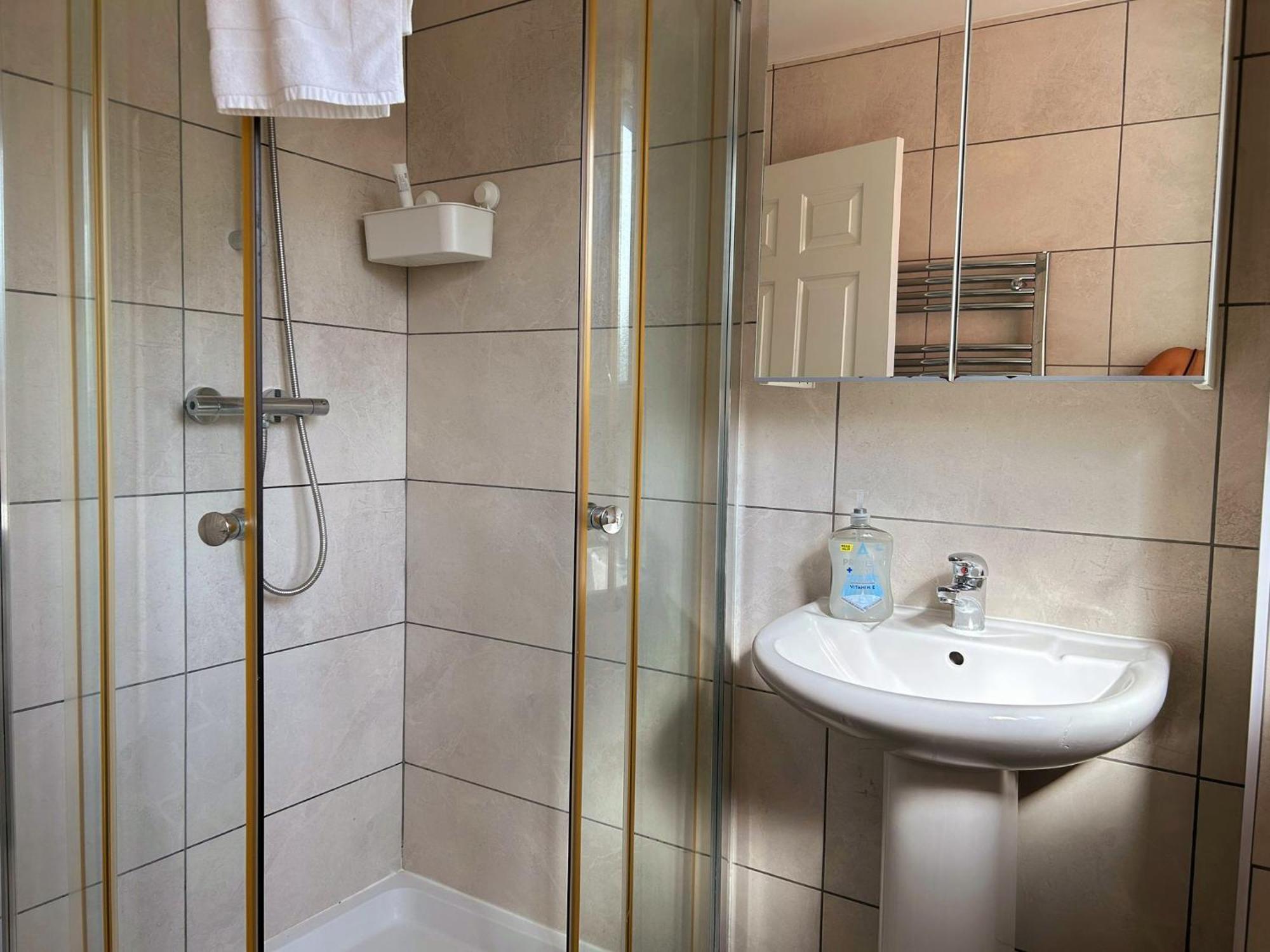 Modern 3 Bedroom House, Free Parking In